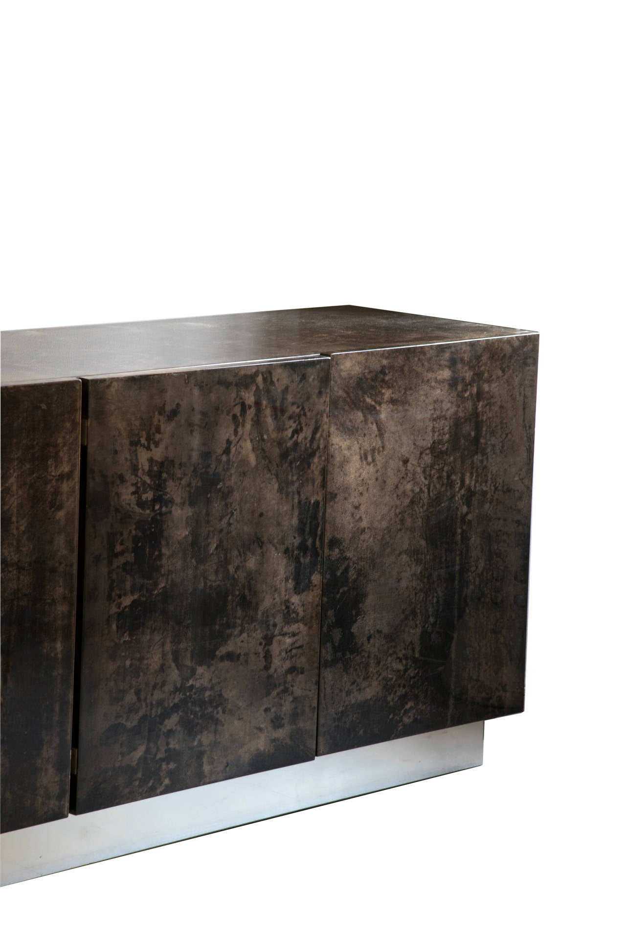 Aldo Tura, lacquered wood and black parchment sideboard,
chrome-plated steel,
circa 1970, Italy.
Measures: Height 81 cm, width 212 cm, depth 50 cm.