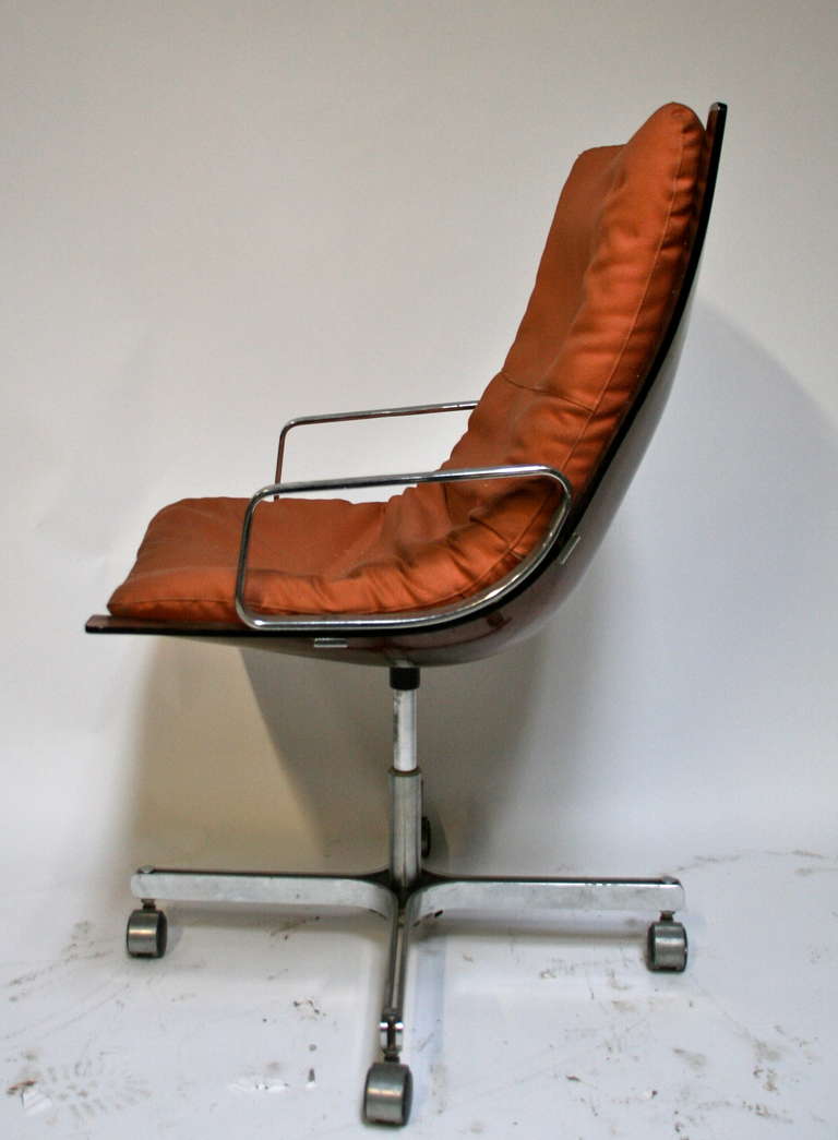 Raphael (1912-2000) Armchair, plexiglass, 
metal and tissue, circa 1970, France.
Height: 1m, depth: 55 cm, Width: 65 cm.