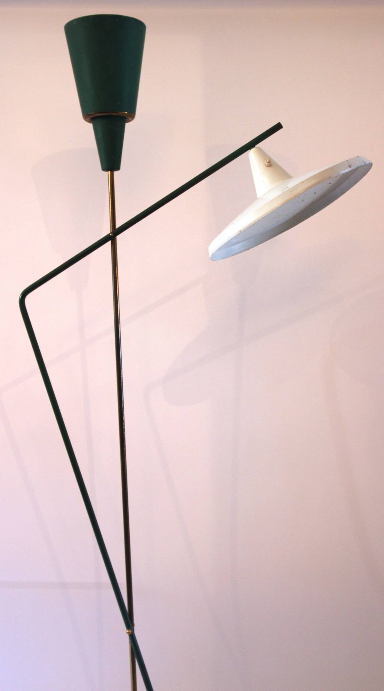 Floor lamp,
Marble, lacquered metal, gilded brass,
Circa 1950, Italy, minor wear consistent with age and use.
Height: 180 cm, width: 80 cm, diameter: 40 cm.