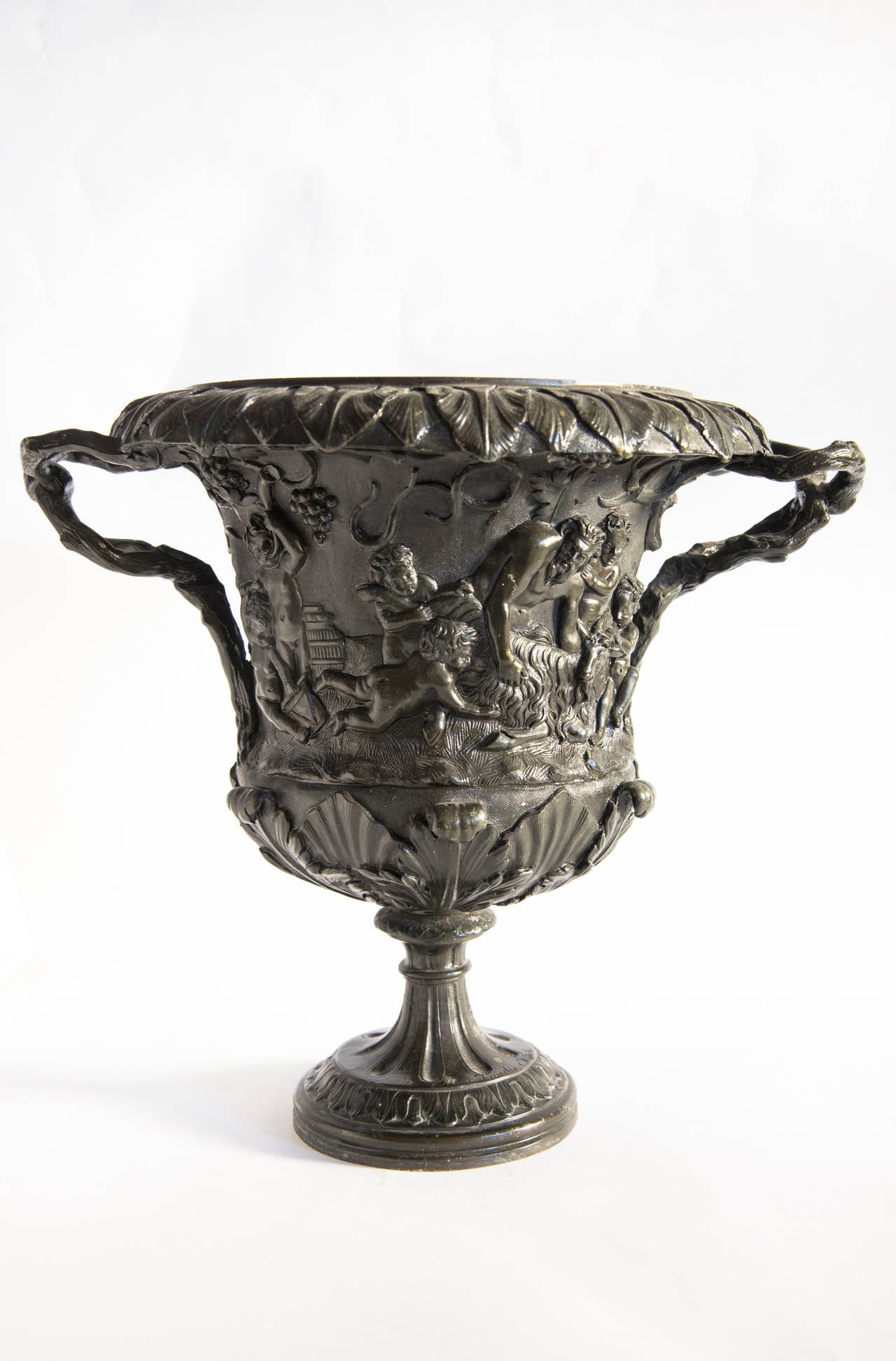 Pair of carved bronze vases by M. Amodio, Naples, signed, 
Grand Tour, circa 1880, Italy.
Height: 22 cm, diameter: 26 cm.