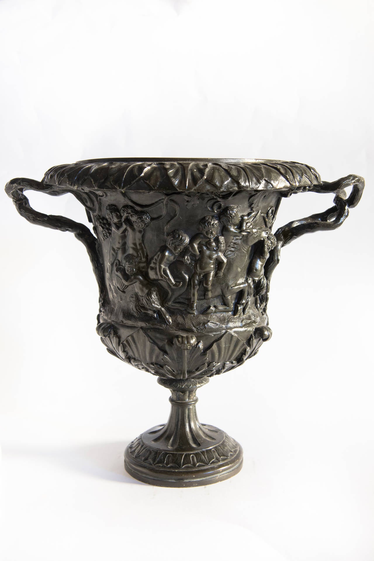 Pair of Carved Bronze Vases by M. Amodio, Naples, Grand Tour, circa 1880, Italy In Good Condition In Nice, Cote d' Azur