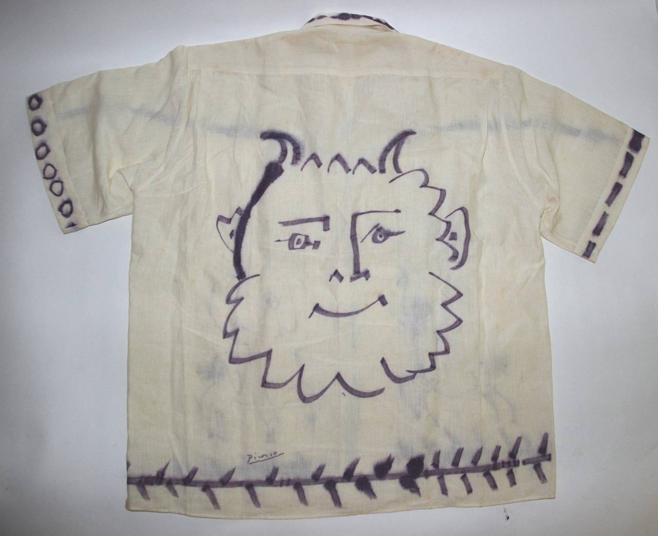 Pablo PICASSO (1881-1973),
Multiple shirt,
Designed by Picasso in 1955,
Reproduced on line in 1990,
In a cardboard box, with certificate and proof edition numbered 0398,
Signed and stamped by Bruno Compagnon and Spadem,
Buffered and numbered