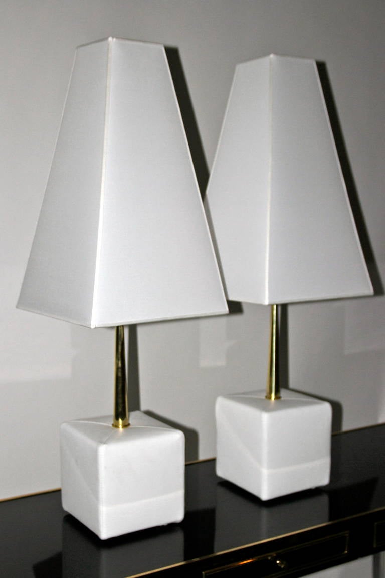 Angelo Brotto Style, Esperia Edition, Table lamp,
White leather and golden brass,
With lampshade,
Signed Esperia (Edition),
circa 1980, Italy, 

Measures : Height: 101 cm, leather base: 20 cm x 20 cm.

Angelo Brotto (1914 - 2002) is an Italian