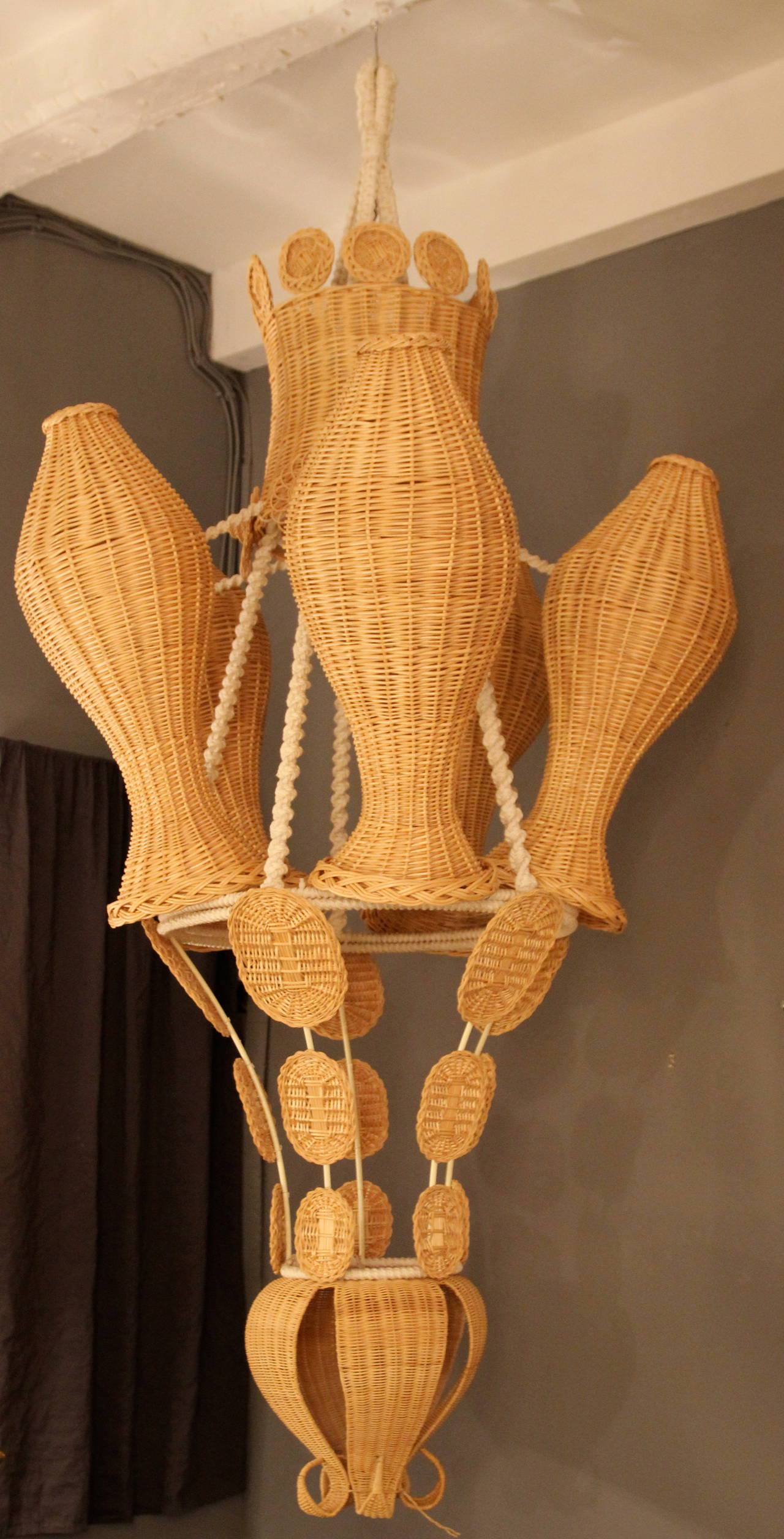 Santi Moix (1961), luster sculpted.
Wicker, rope and iron, circa 2000, Spain.
Measures: Height: 220 cm, diameter: 110 cm.
