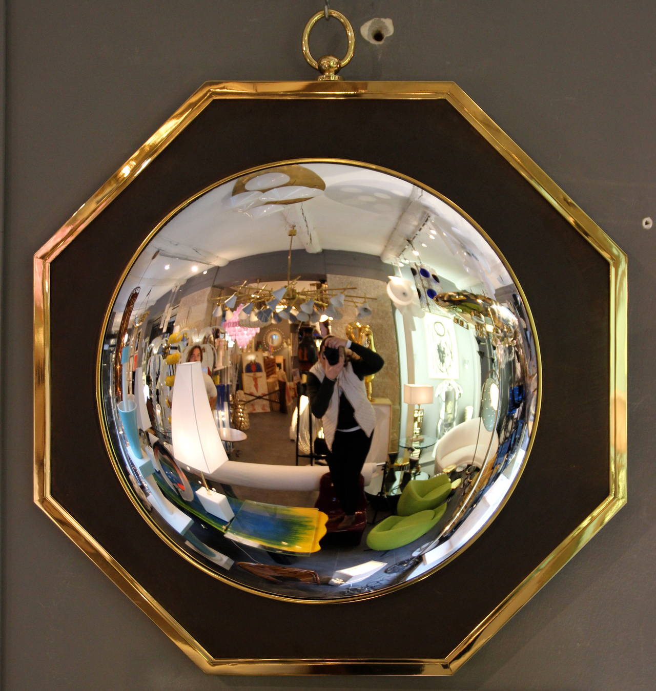Oval wall mirror in the style of Maison Jansen.
Gold-plated brass and iron,
France, circa 1970.
Measures: Height: 85 cm, width 72 cm, depth: 5 cm.