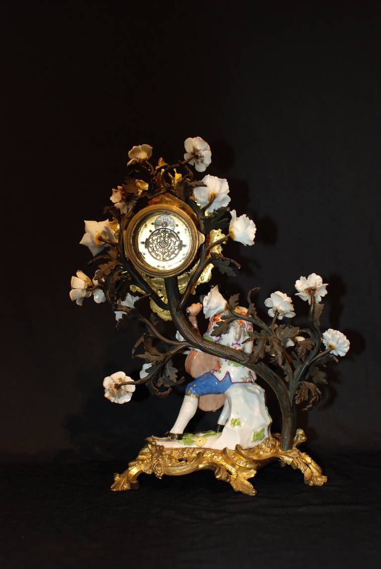 Louis XV Meissen Ormolu-Mounted Clock In Good Condition For Sale In Nice, Cote d' Azur