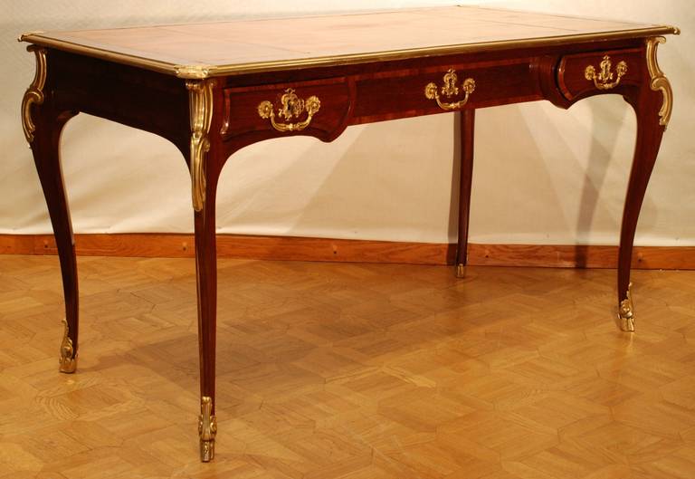 French Louis XV Ormolu-Mounted Amarante Bureau Plat In Good Condition For Sale In Nice, Cote d' Azur