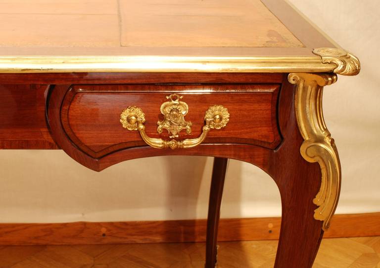 French Louis XV Ormolu-Mounted Amarante Bureau Plat For Sale 2