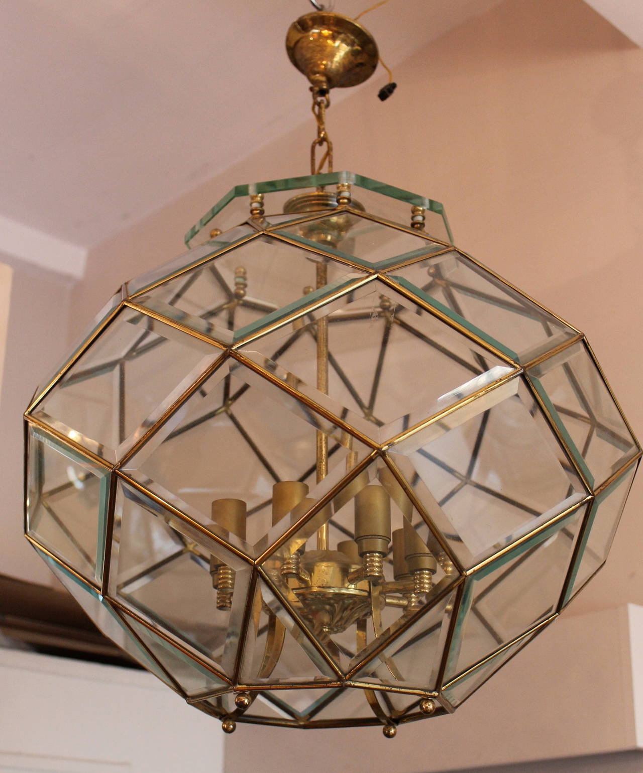 Luminaire with beveled glass plates.
brass structure
Year 50 in good condition
Italy