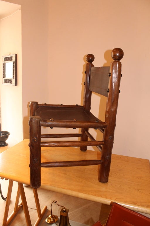 Set of 6 chairs in wood, brown chestnut leather and nails.