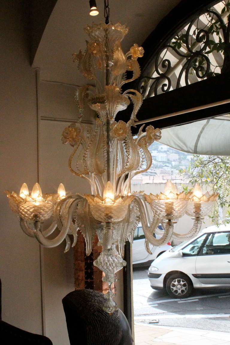 Important eight-lighted arms Murano chandelier in transparent and gilded glass. Wired and in working order. Height: 1.50m.
