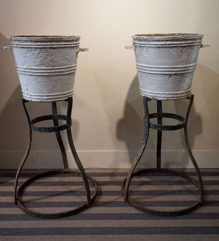 Pair of cast iron planters. In two parts: Planters and stands. Planters stands are in wrought iron.
Planters diameter: 39cm.
Stand diameter on the floor: 52cm.