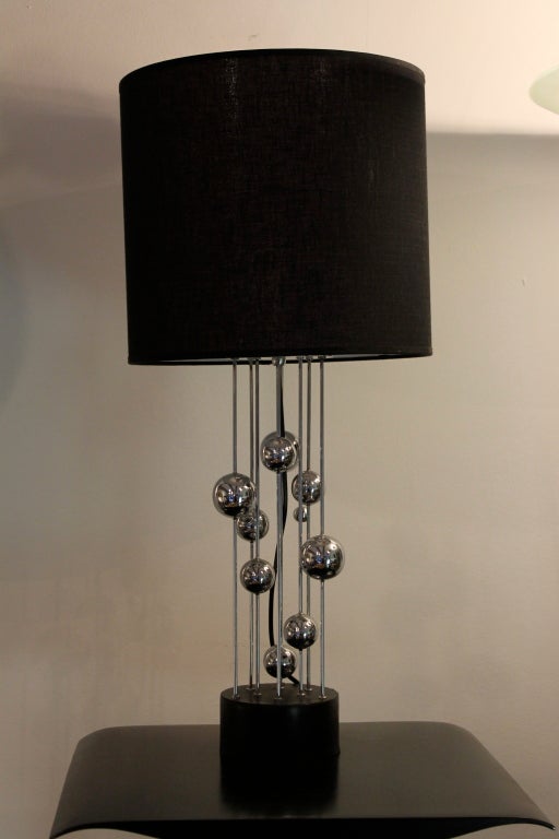 Beautiful pair of lamps base resin, steel suspension balls and black shade.
Italy 1970