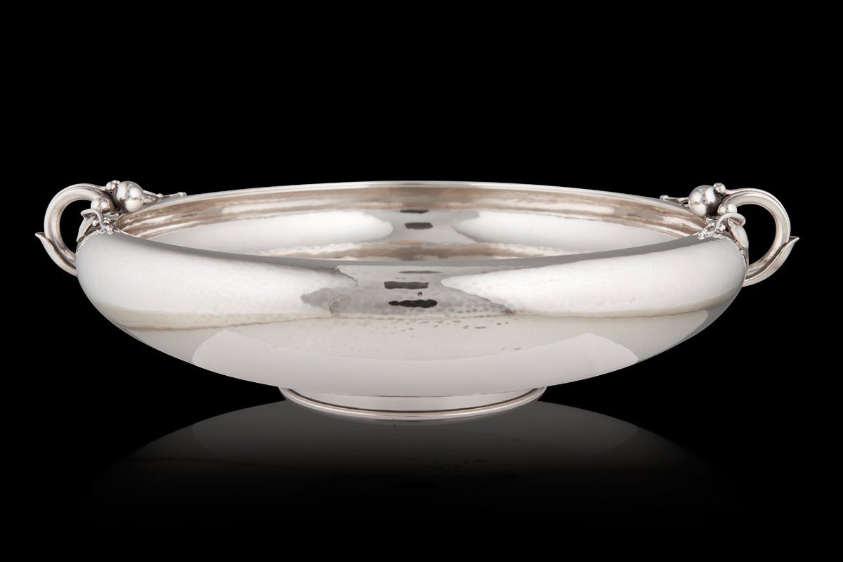 A Vintage Georg Jensen Bowl design #625C,.
Vintage sterling silver bowl, design #625C by Georg Jensen - one of the last pieces of hollowware he designed.
Measures 9 3/4