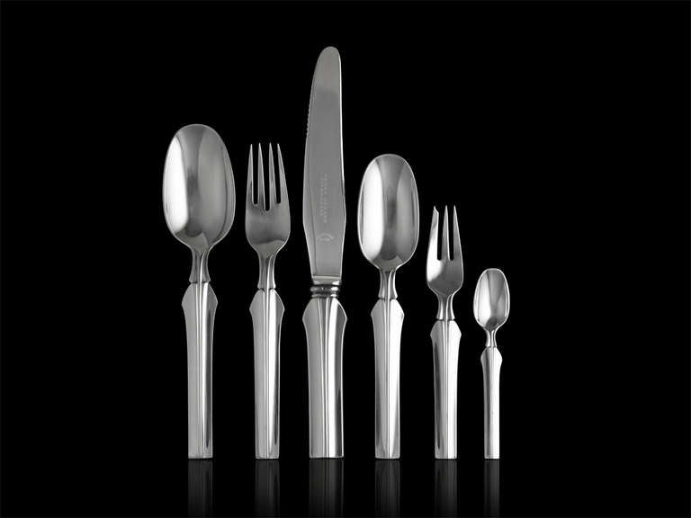 This sterling silverware set in the Elsinore/Agave pattern was designed by Harald Nielsen in 1937 and includes:

12x Dinner Knives 9 1/8