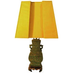 Antike chinesische Bronzesockellampe mit Seidenschirm