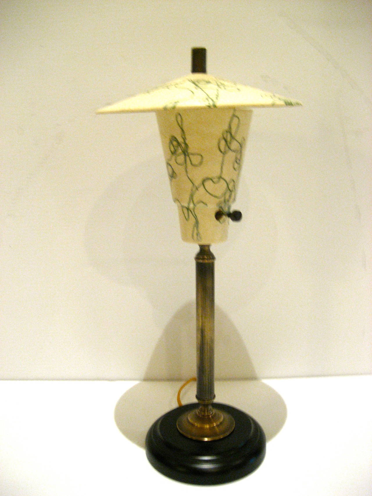 Beautiful and scarce 1950s American table or desk decorative lamp in great condition lamp has been rewired with gold silk cord and restored clip or on top shade with patinated brass fittings and black metal base, with script design in green and