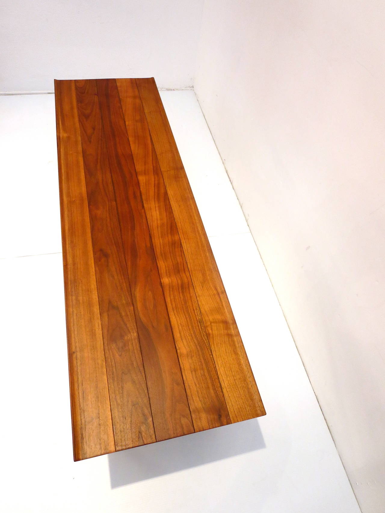 American Modern Solid Walnut Coffee Table by Heritage In Excellent Condition In San Diego, CA