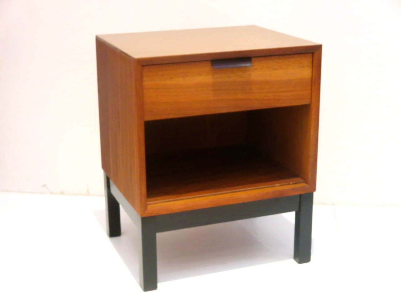 Beautiful single nightstand attributed to Gilbert Rohde for Kroehler circa 1950s, in walnut with black lacquered wood base metal handle and laminated top, beveled edge front and very good quality, refinished and in great condition .great for a guest