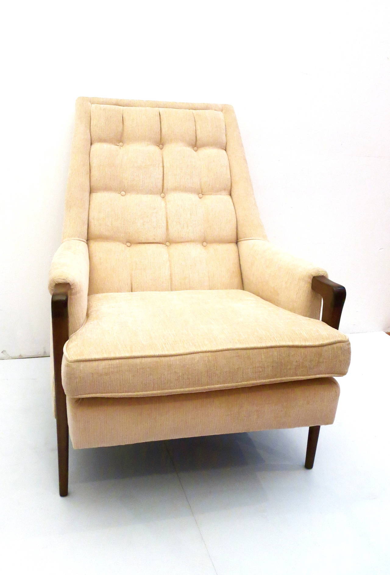 Elegant tall back Italian armchair in the style of Gio Ponti, circa 1950s freshly recover and wood has been refinished in dark chocolate stain, solid mahogany, in cream tufted cotton velvety fabric, solid and sturdy great lines.