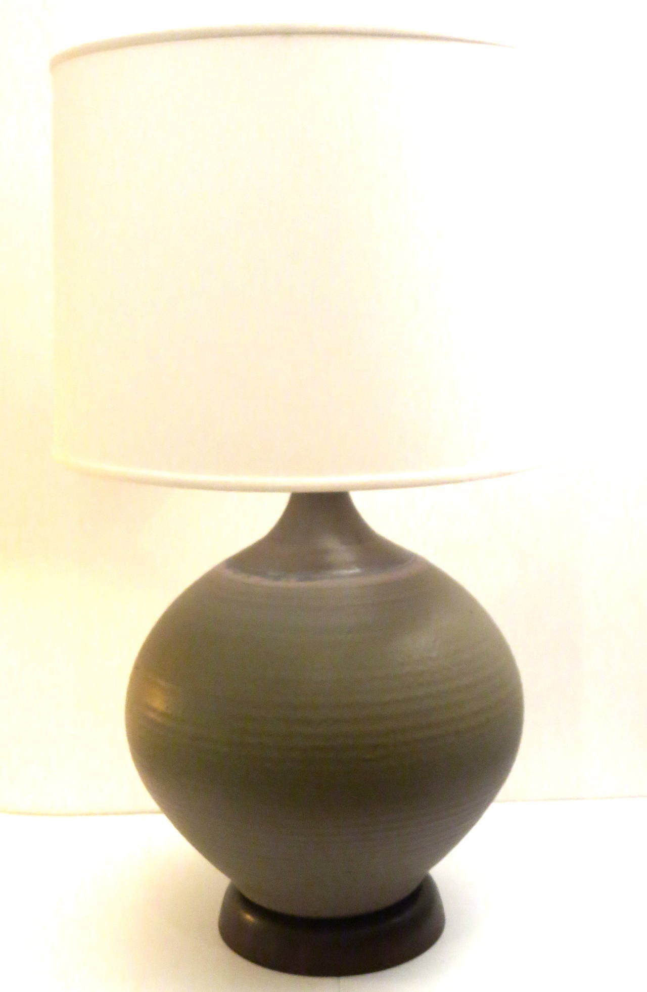 Monumental large Table lamp in glazed stoneware,olive green and earth tones finish,great condition no chips or cracks rewired, hand-thrown atributed to Bob Kinzie for Raul Coronel and Stoneware Designs West, California, circa1960s . 36