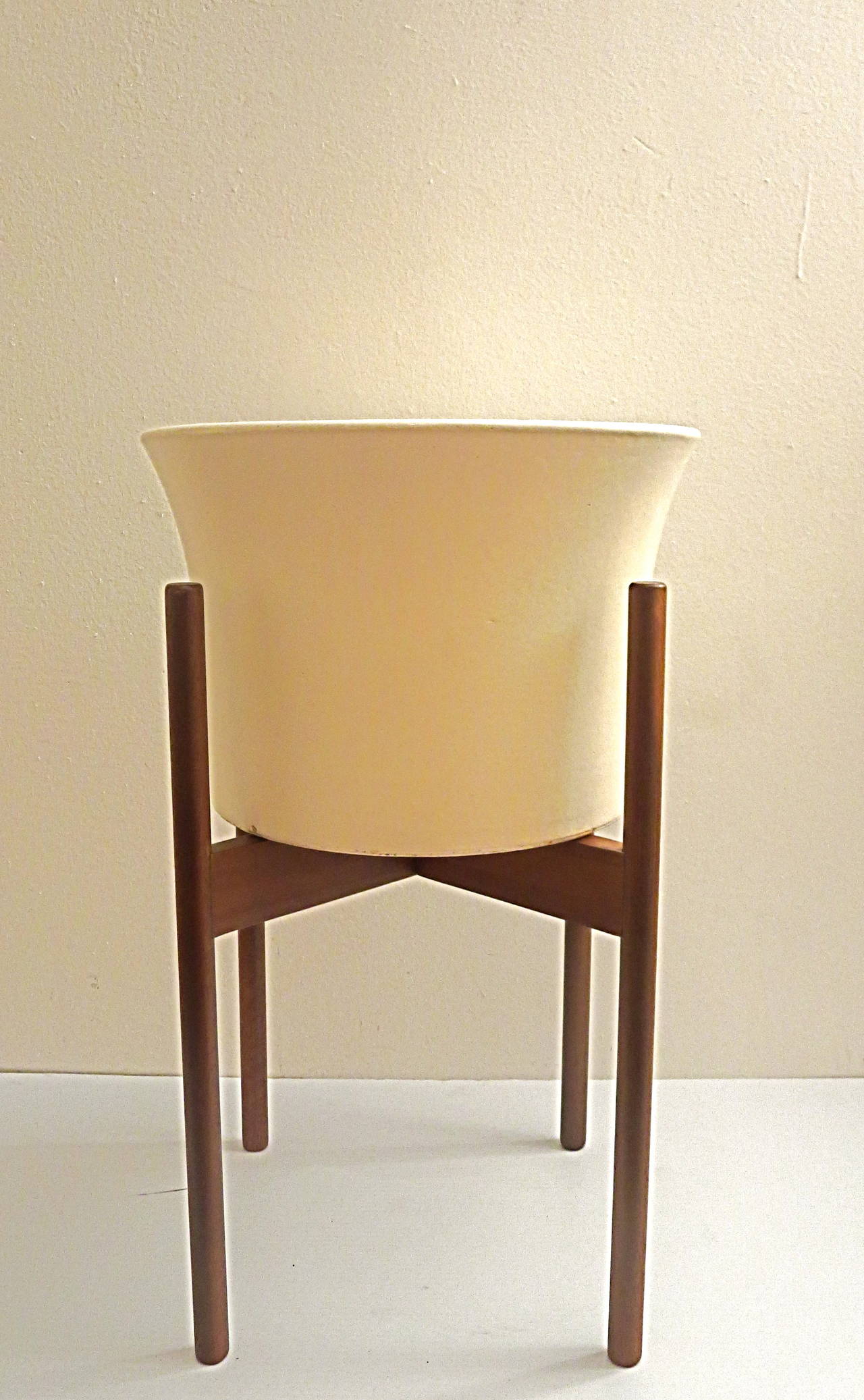 Great design on this rare architectural pottery planter and walnut stand designed by Marilyn Kay Austin for architectural pottery, circa 1960s, in white mate finish great condition no chips or cracks the planter its 14