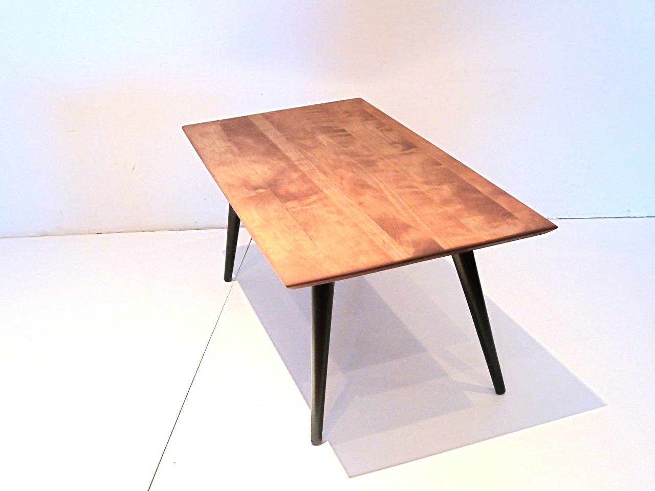 American Modern small coffee table by Paul McCobb for Winchendon early prod. In Excellent Condition In San Diego, CA