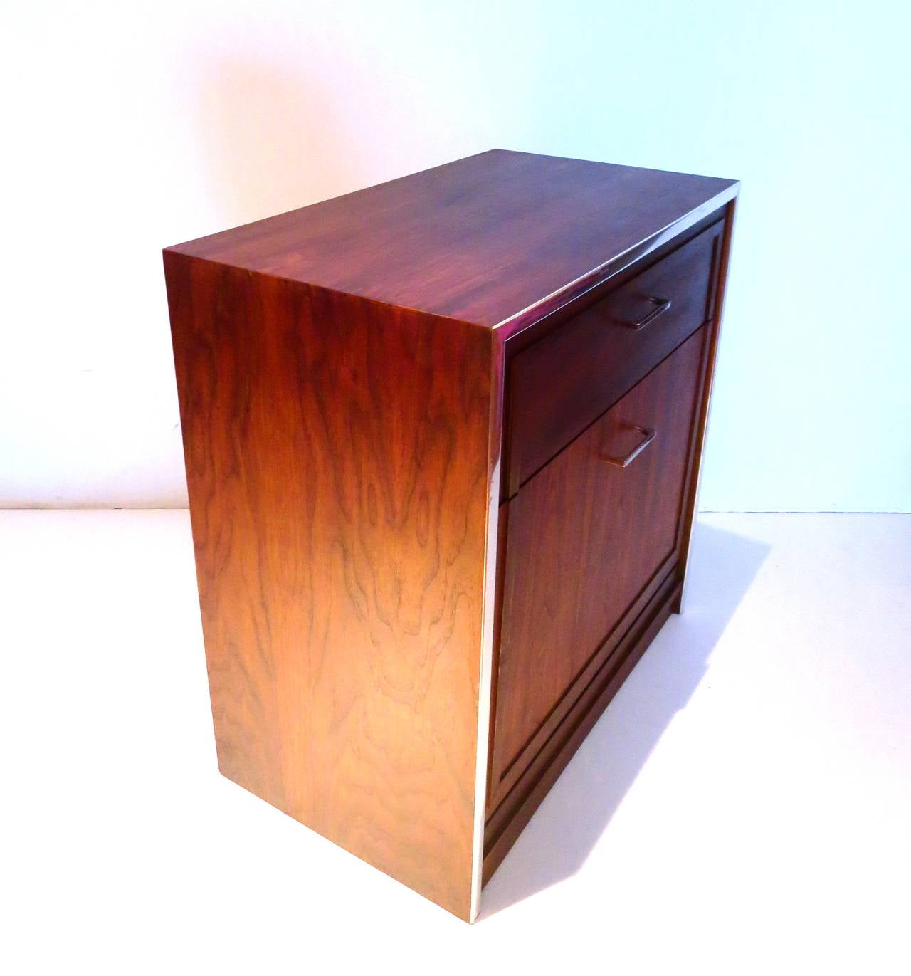 Very simple design on this 1970s walnut cabinet with pull on door and drawer, designed for 12