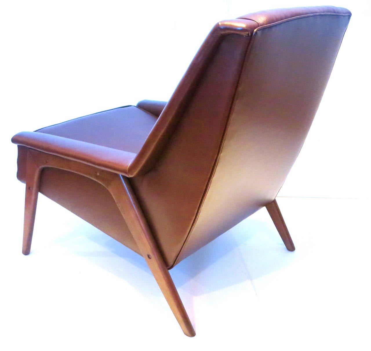 Danish Modern brown leather lounge chair by Dux designed by Folke Ohlsson In Excellent Condition In San Diego, CA