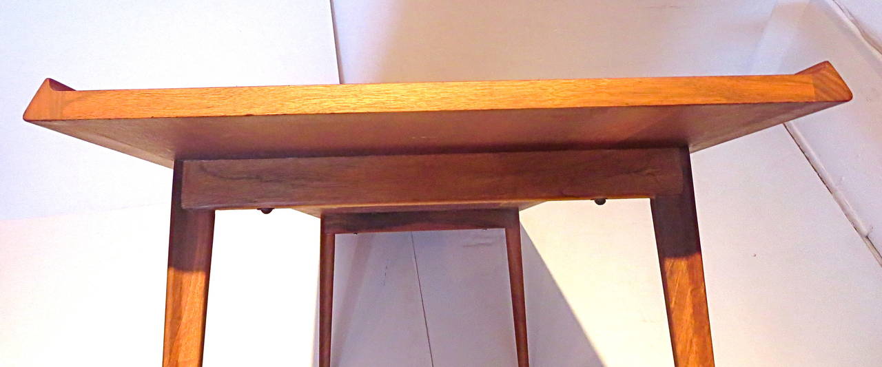 1950s Danish Modern walnut coffee table with raised edge In Excellent Condition In San Diego, CA