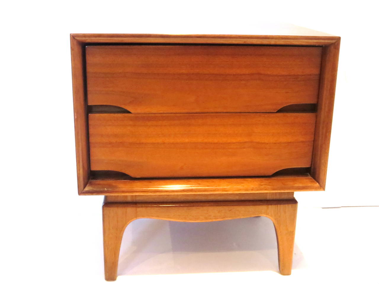 1950s American modern Pair of double drawer walnut night stands by Kent Coffey In Excellent Condition In San Diego, CA