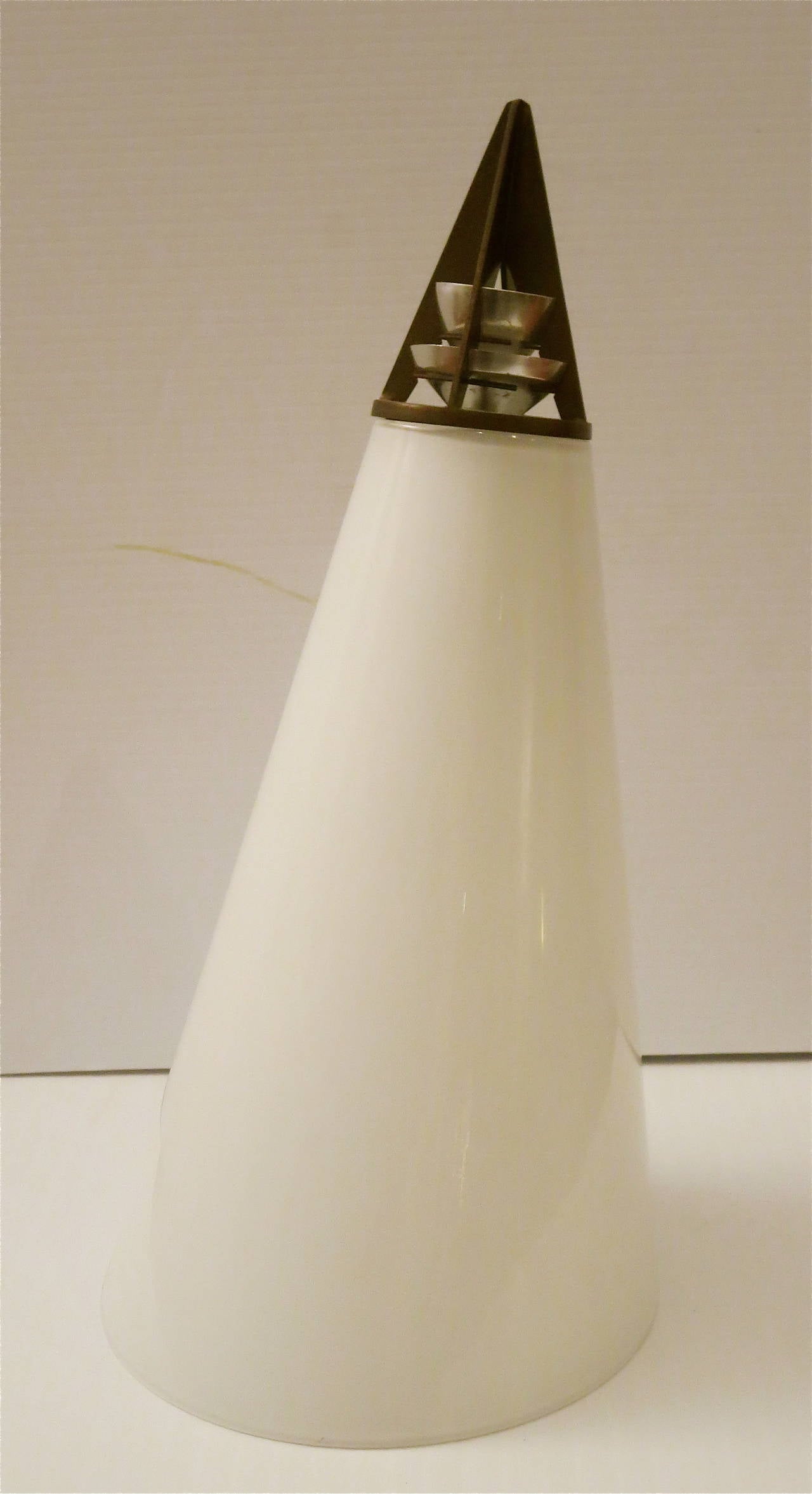 1980s Italian milk glass spot table lamp Memphis style In Excellent Condition In San Diego, CA
