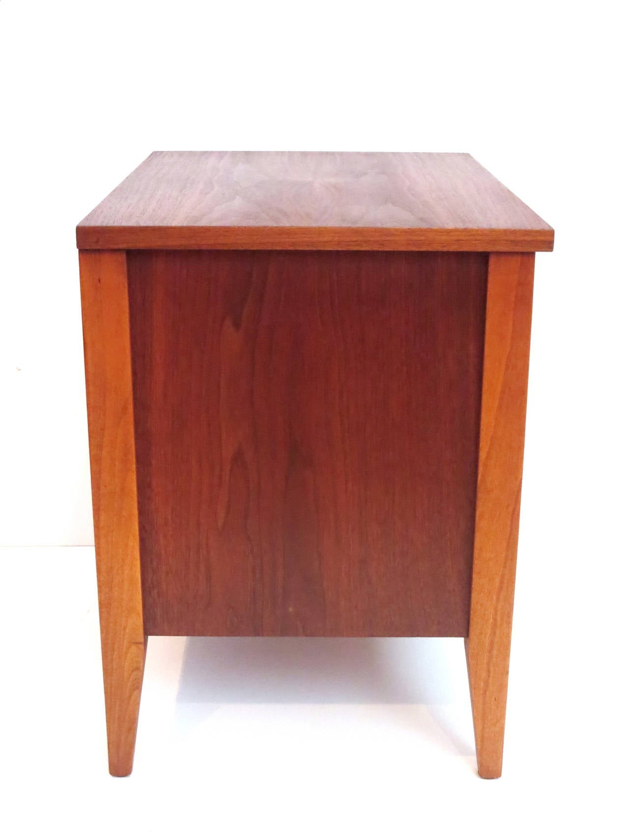 1950s American Mid-Century Modern Pair of Walnut Nightstands In Excellent Condition In San Diego, CA