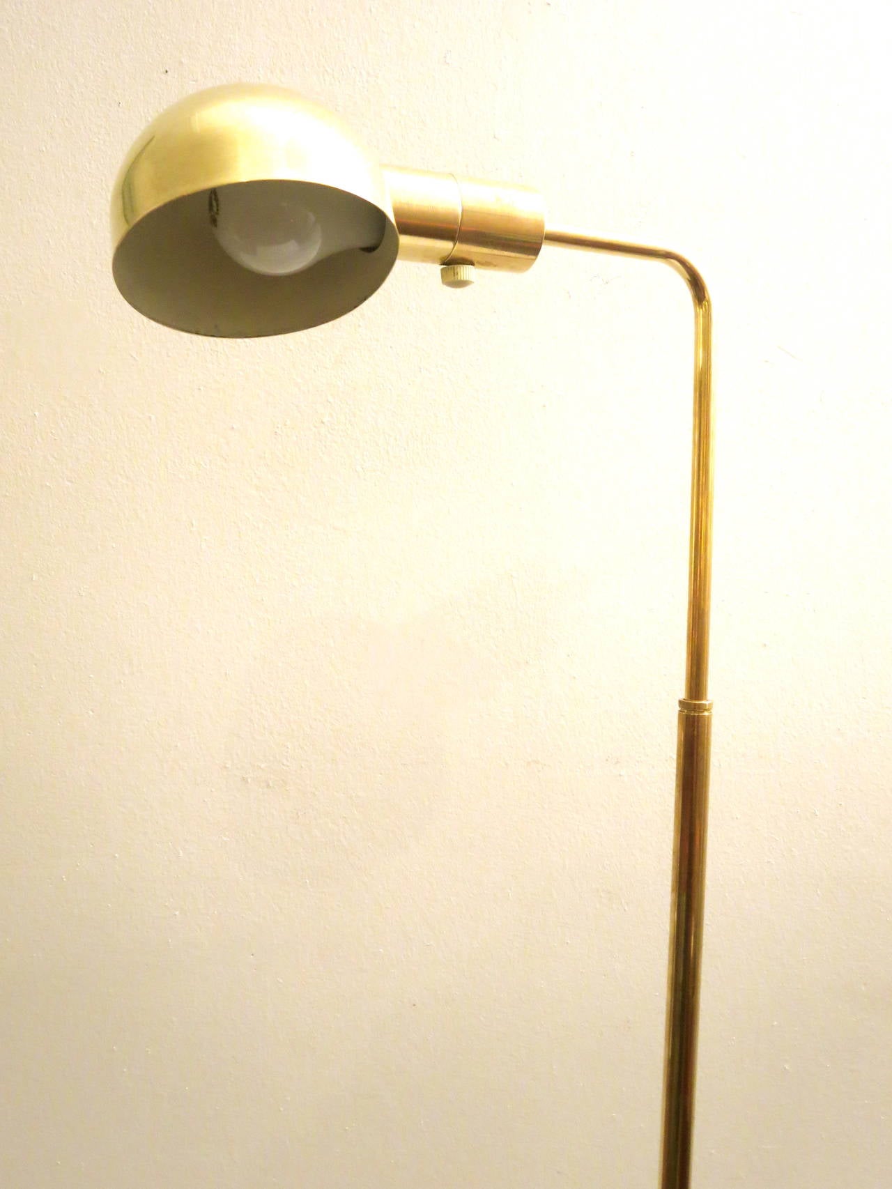1970s Pair of multidirectional floor lamps in brass by Casella lighting In Excellent Condition In San Diego, CA