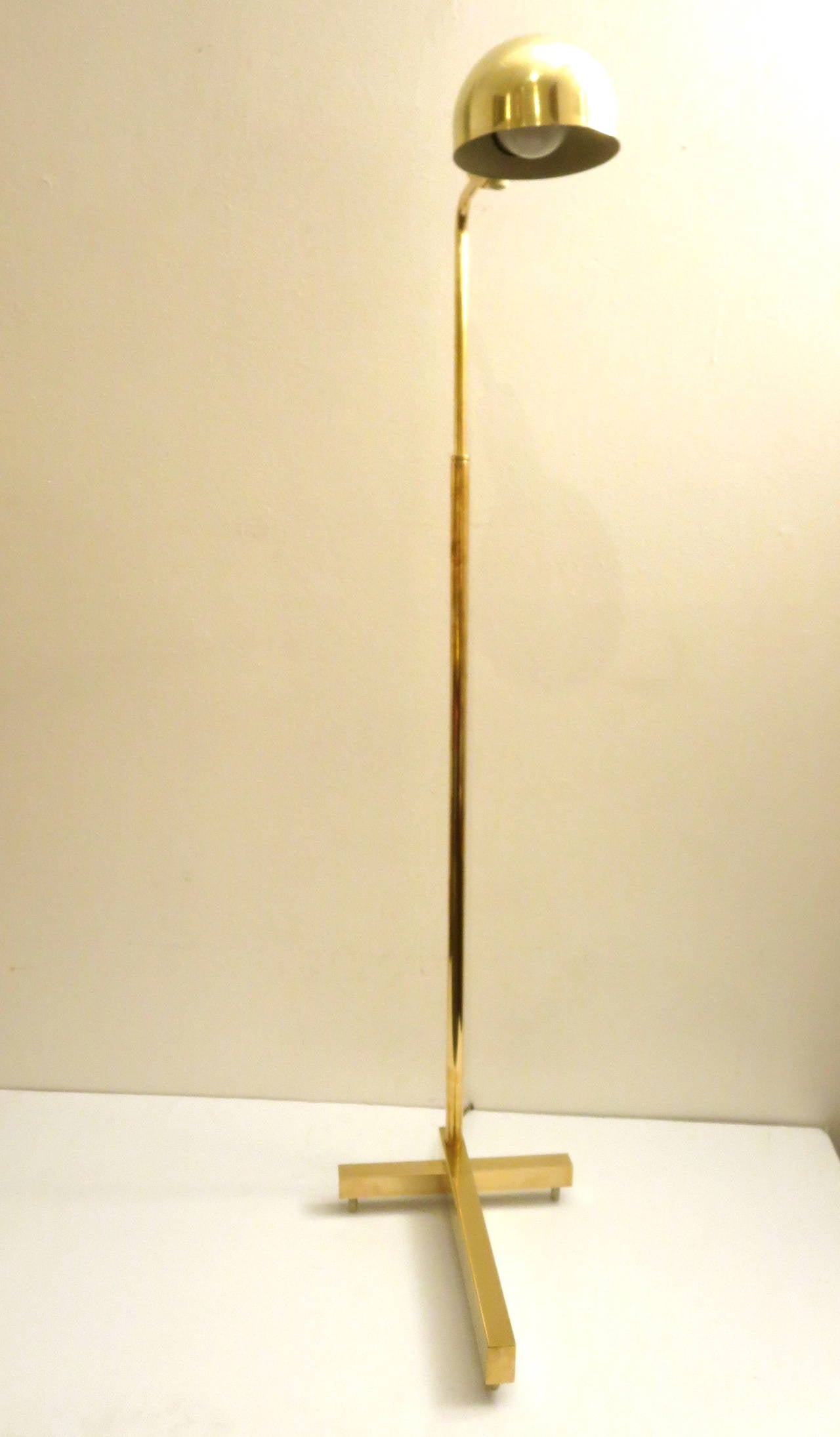 20th Century 1970s Pair of multidirectional floor lamps in brass by Casella lighting