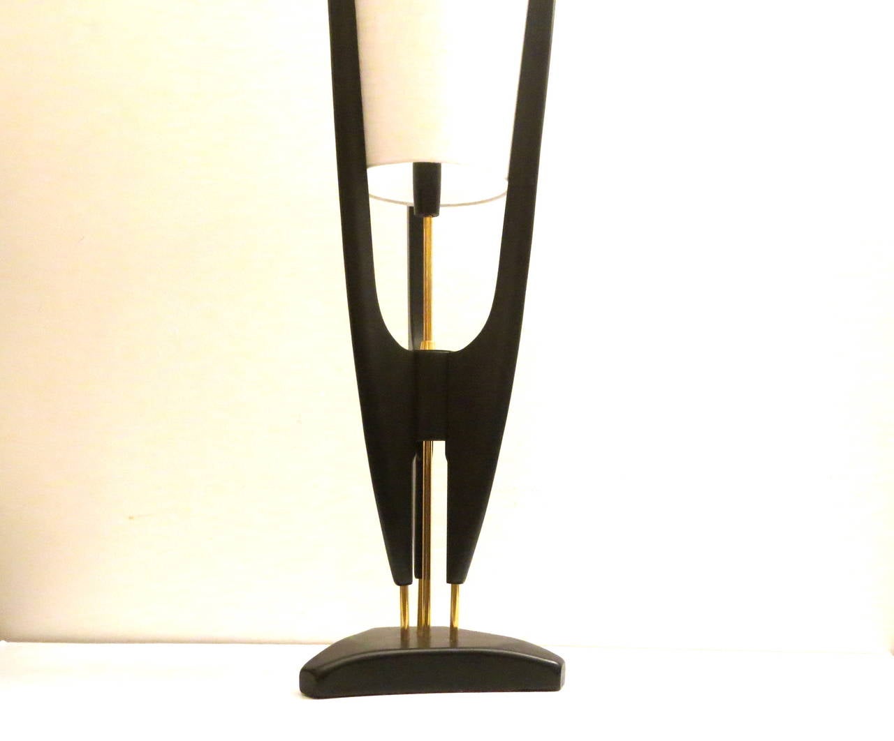 20th Century 1950s American Modern Tall Table Lamp in Molded Wood and Inverted Cone Shape
