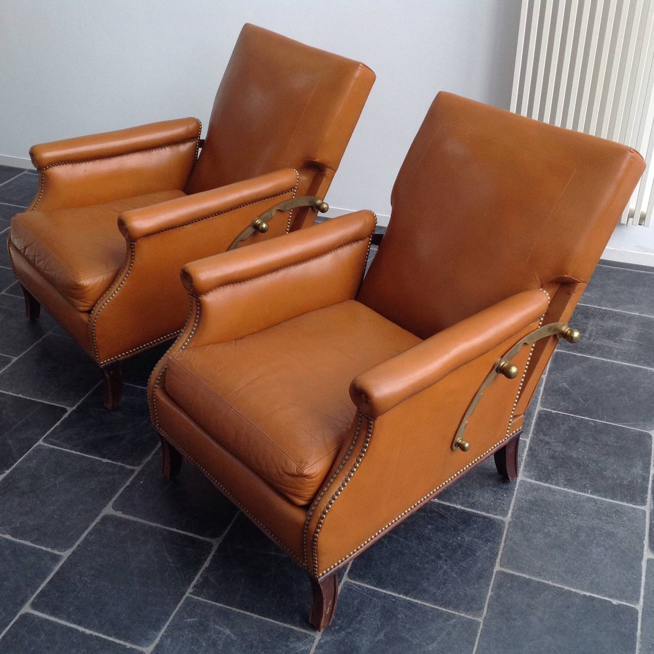 Impressionante coppia di sedie da salotto di alta qualità con un comfort e un uso dei materiali eccezionali, da abbinare al design scandinavo o agli elementi in legno. 
Lo schienale può essere posizionato in quattro posizioni, per spostare su