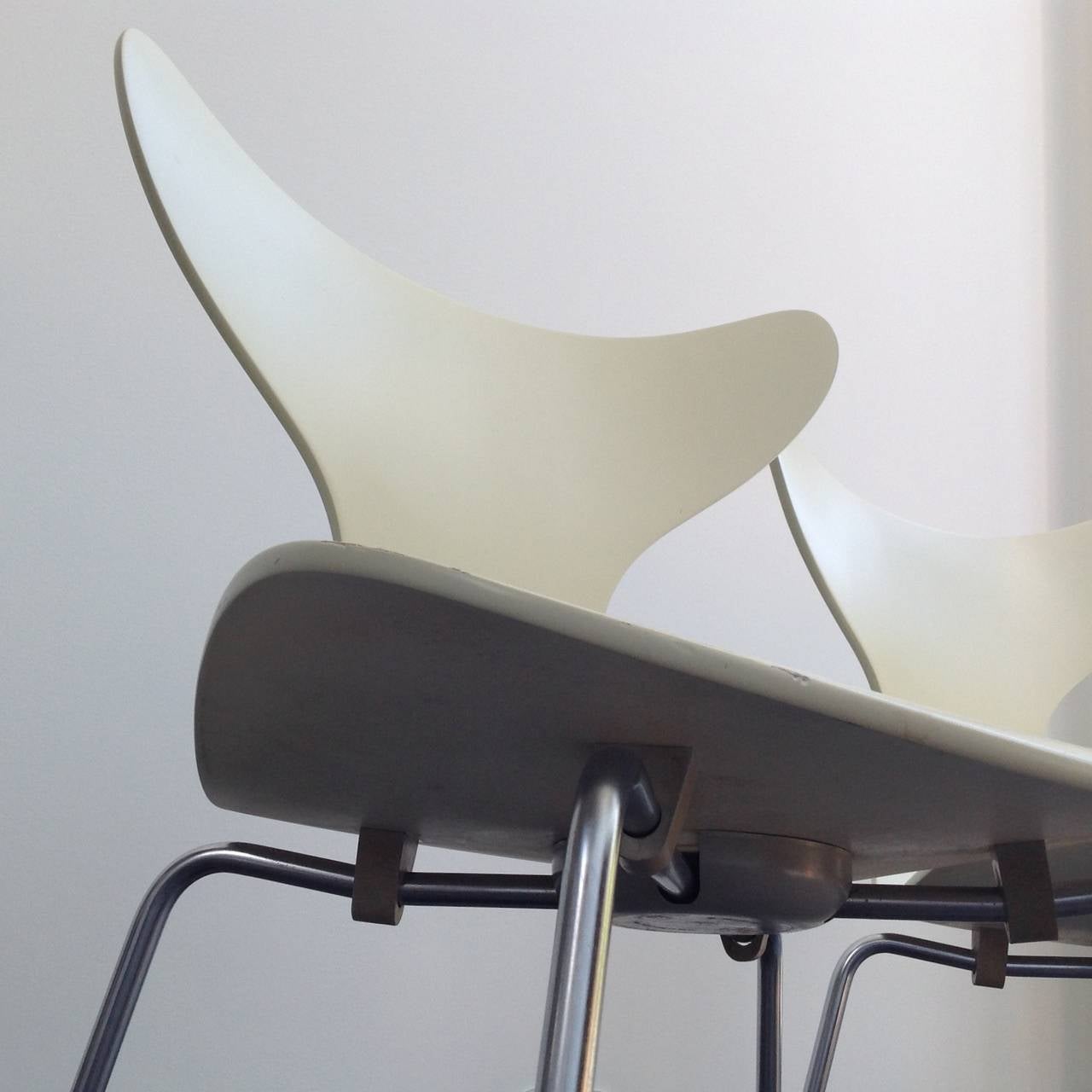 A set of four original Seagull chairs by Arne Jacobsen for Fritz Hansen.

These graceful chairs are in excellent structural and aesthetic condition, original beige paint, galvanized legs, grey rubbers, plastic caps with stamp and even all black