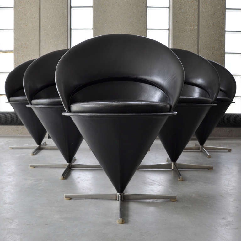 Six chaises coniques en cuir noir d'origine, 1ère édition, par Verner Panton