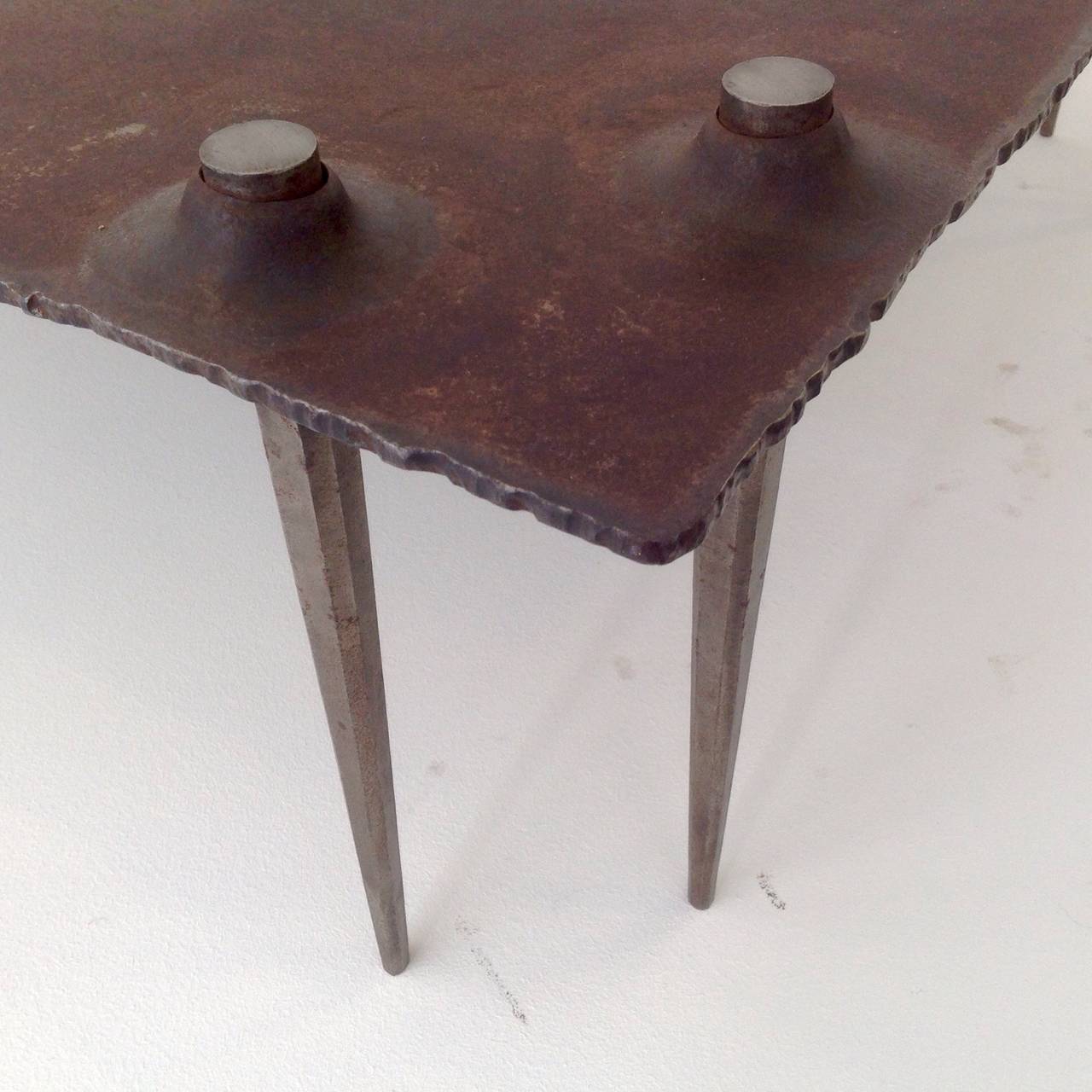 Table basse brutaliste de forme fantastique par Idir Mecibah, 1958-2013, produite par Smederij Moerman, 1998.
Cette table fait partie de la série Scrab, conçue à la fin des années 1980 et produite jusqu'à la fin des années 1990.
La table est faite