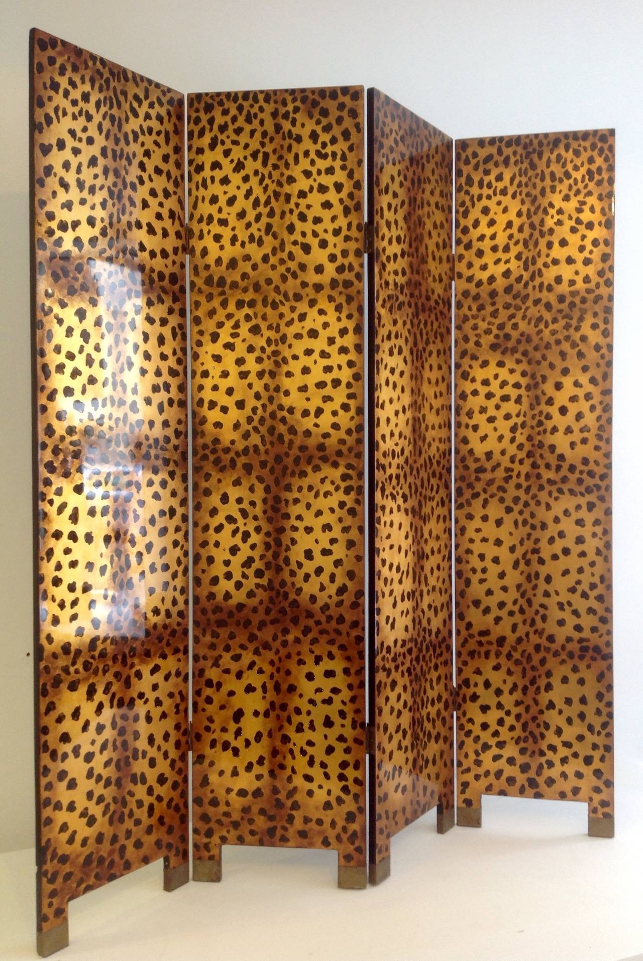 Beautiful four panel screen or room divider with painted panther motif on front.
Nice decorative with gold leaf and brass hinges.
Back side is black painted.

Nice object, an eye-catcher in Classic or modern interior.

More pictures and with a