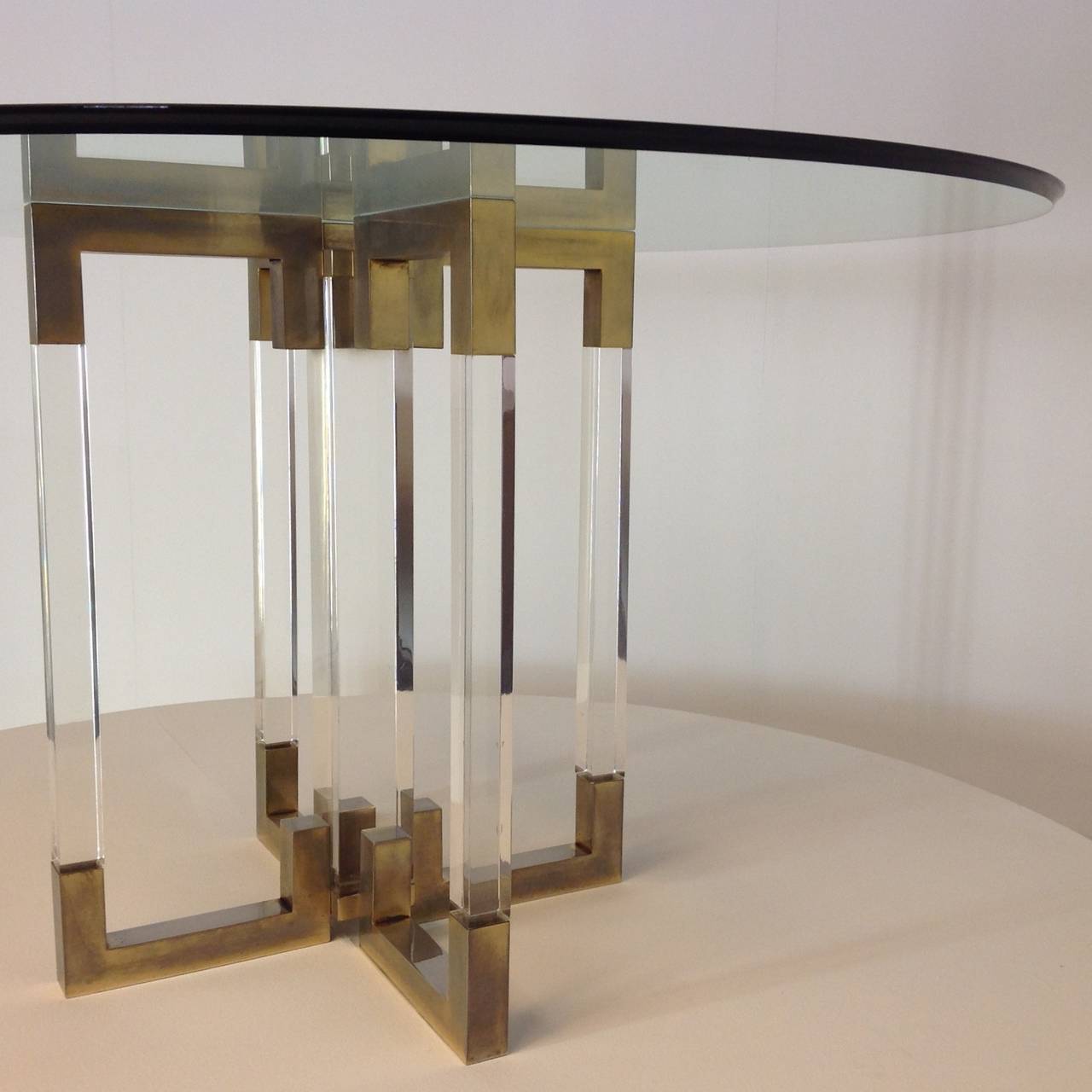 This table is a eye catcher to presentation a vase with beautiful flowers
Base sizes are,
Square diagonally : 24,02 x 24,02 Inch (61 x 61cm).
Square plexi and brass : 1,57 x 1,57 Inch (4 x 4 cm).
Square plexi middle feed : 3,15 x 3,15 Inch (8 x