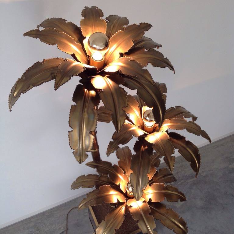 Lampe en laiton français et palmier élégant.
Très belle pièce d'art, en merveilleux état avec trois petits palmiers, chacun où est caché un luminaire (E27).
Câblé américain et en très bon état de fonctionnement.
C'est une lampe lourde, de bonne