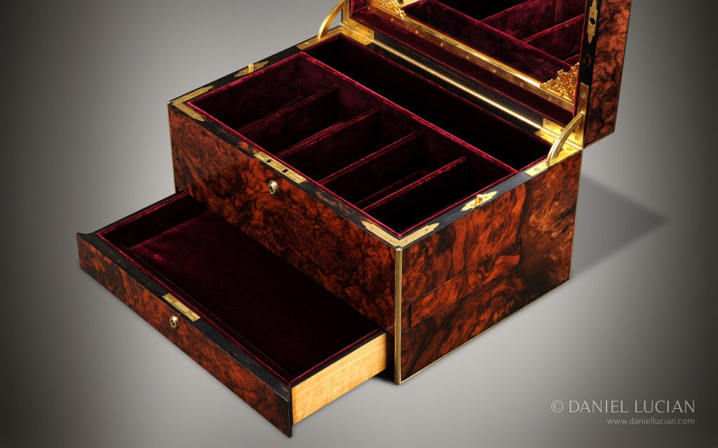 Antique Jewelry Box in Burr Walnut In Excellent Condition For Sale In London, GB