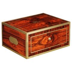 Boîte antique en bois de roi avec bordures en laiton