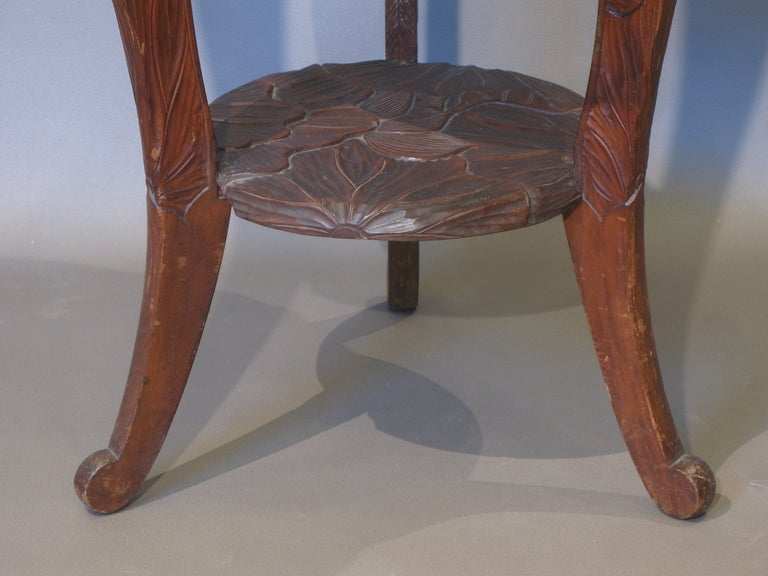 Side Table Carved with Large Foliate Detail In Good Condition In Isle Sur La Sorgue, Vaucluse