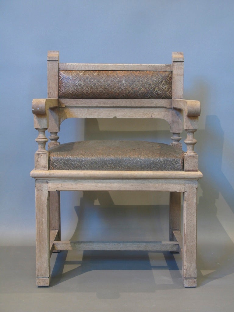 Paar Sessel aus Eichenholz im Stil der Gotik. 
Gepolstert mit geprägtem Leder.