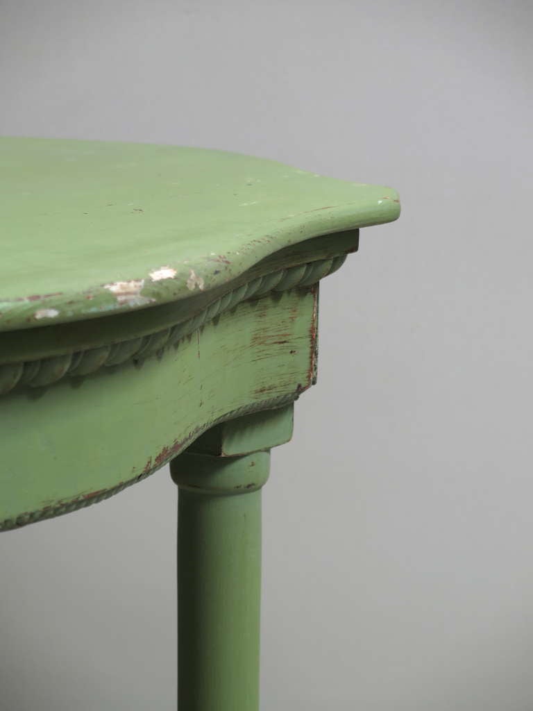 Small Serpentine Top Painted Table - France, 19th Century In Excellent Condition For Sale In Isle Sur La Sorgue, Vaucluse
