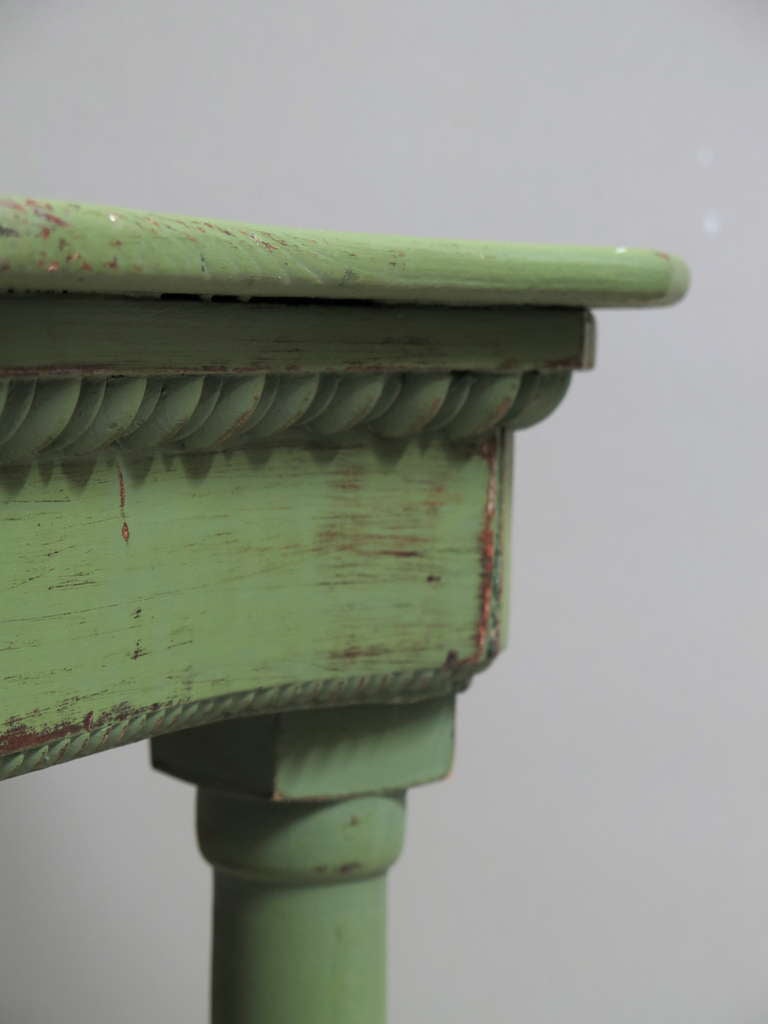 XIXe siècle Petite table à plateau serpentin peinte - France, 19ème siècle en vente