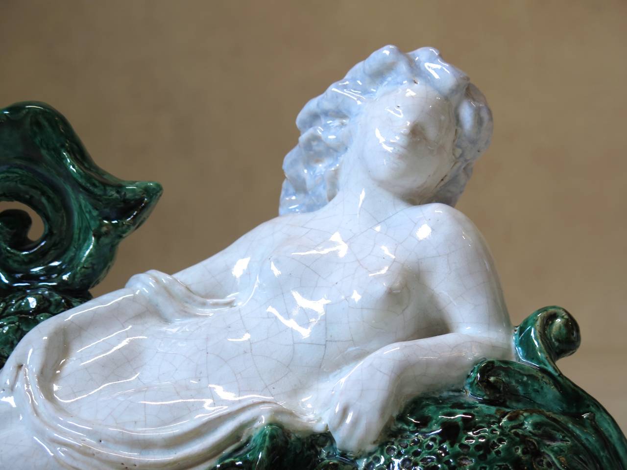 20ième siècle Sculpture française Art déco en céramique émaillée représentant une femme et un dauphin en vente